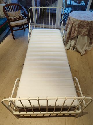 Cama de hierro Ikea blanca sin cochon