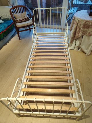 Cama de hierro Ikea blanca sin cochon
