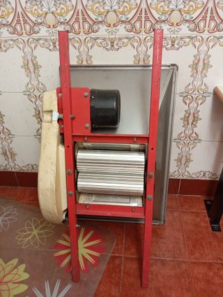 Prensa, picadora de manzana y 3 toneles fibra