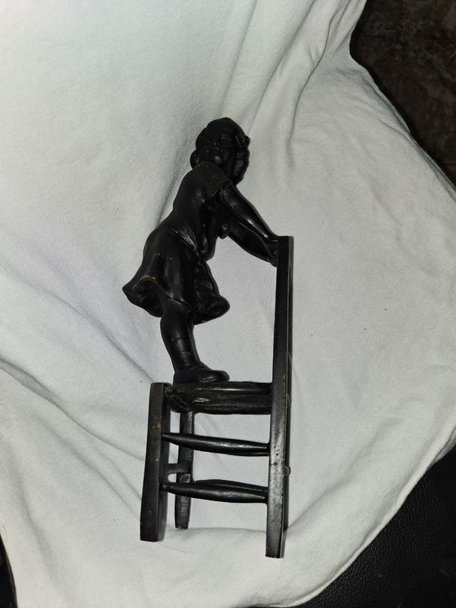 Figura bronce ñiña sobre silla antigua