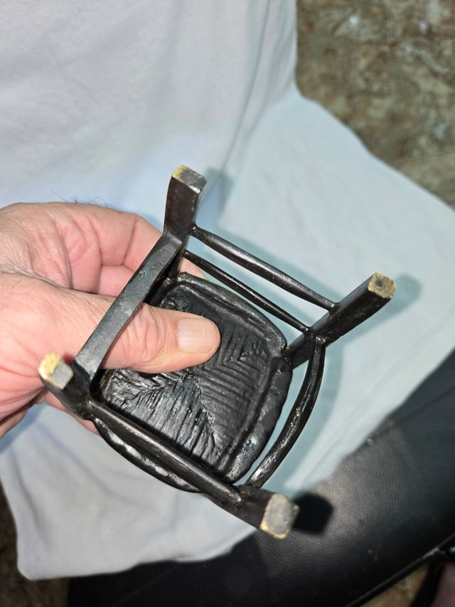 Figura bronce ñiña sobre silla antigua