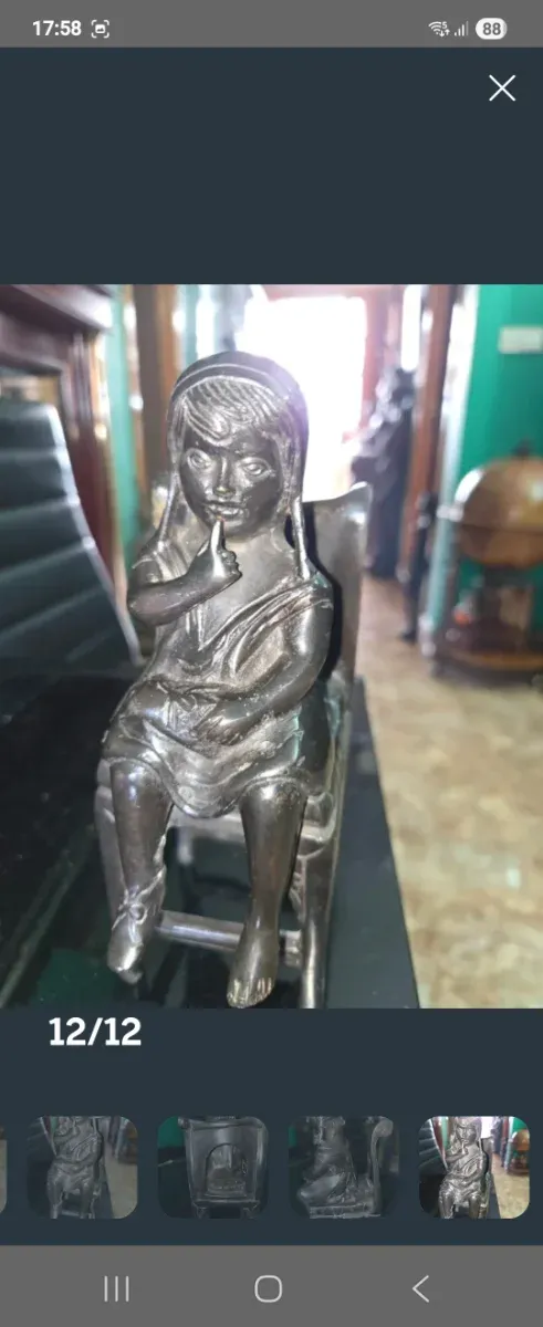 Figuras bronce ñiñas sobre silla antigua 4 figuras