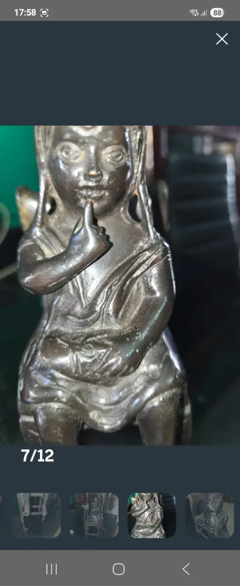 Figuras bronce ñiñas sobre silla antigua 4 figuras