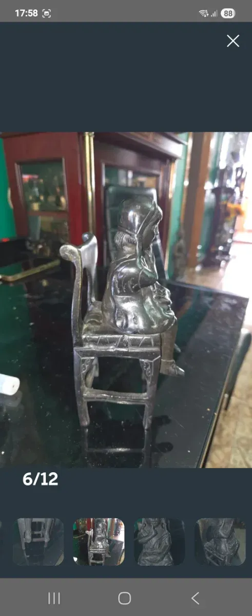 Figuras bronce ñiñas sobre silla antigua 4 figuras