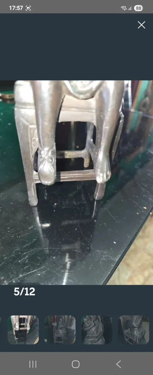 Figuras bronce ñiñas sobre silla antigua 4 figuras