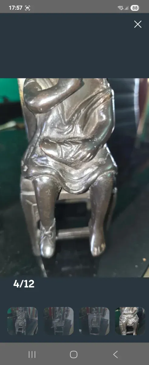 Figuras bronce ñiñas sobre silla antigua 4 figuras