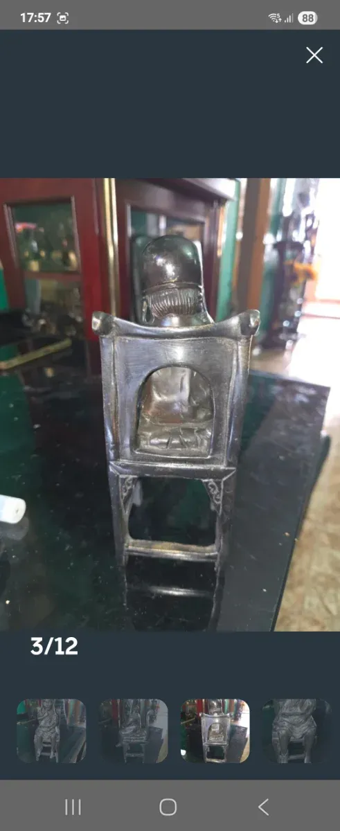 Figuras bronce ñiñas sobre silla antigua 4 figuras