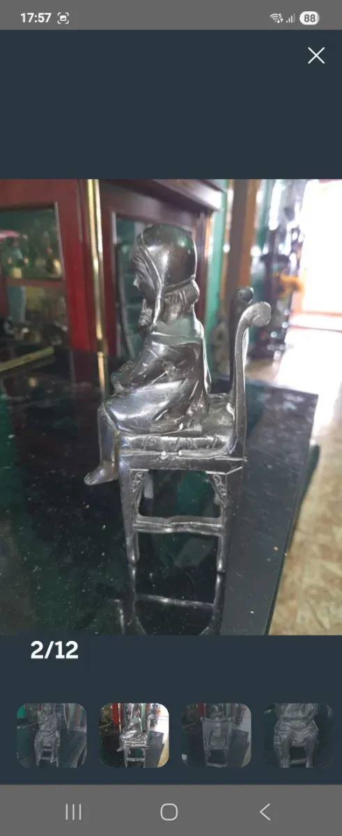 Figuras bronce ñiñas sobre silla antigua 4 figuras