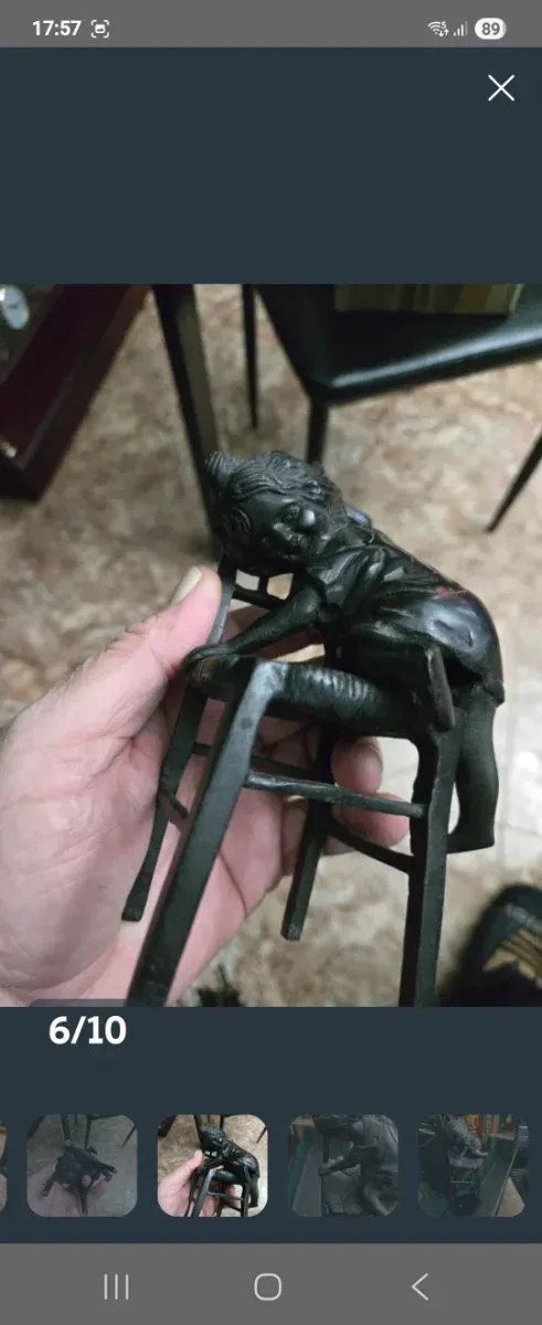 Figuras bronce ñiñas sobre silla antigua 4 figuras