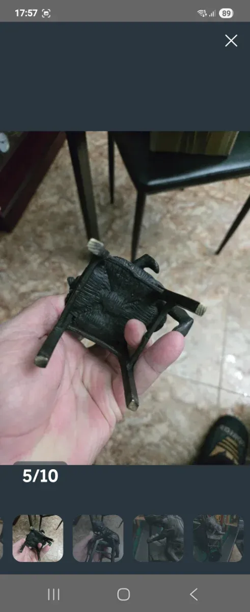 Figuras bronce ñiñas sobre silla antigua 4 figuras