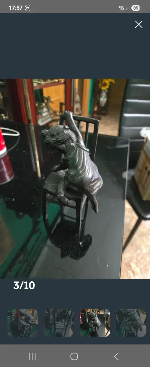 Figuras bronce ñiñas sobre silla antigua 4 figuras