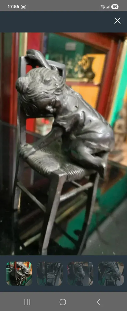 Figuras bronce ñiñas sobre silla antigua 4 figuras