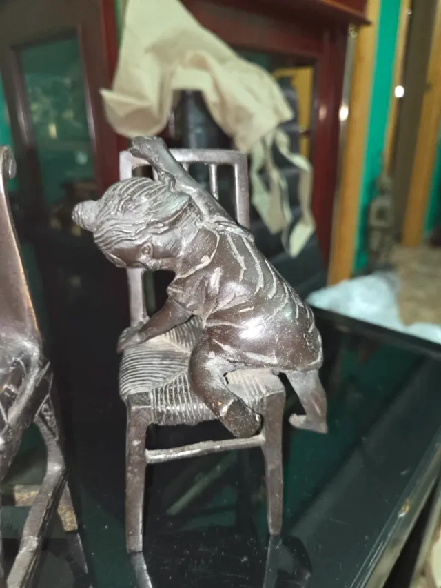 Figuras bronce ñiñas sobre silla antigua 4 figuras