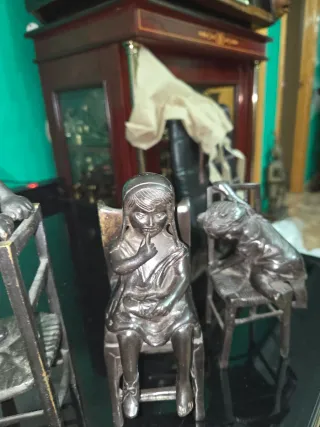 Figuras bronce ñiñas sobre silla antigua 4 figuras