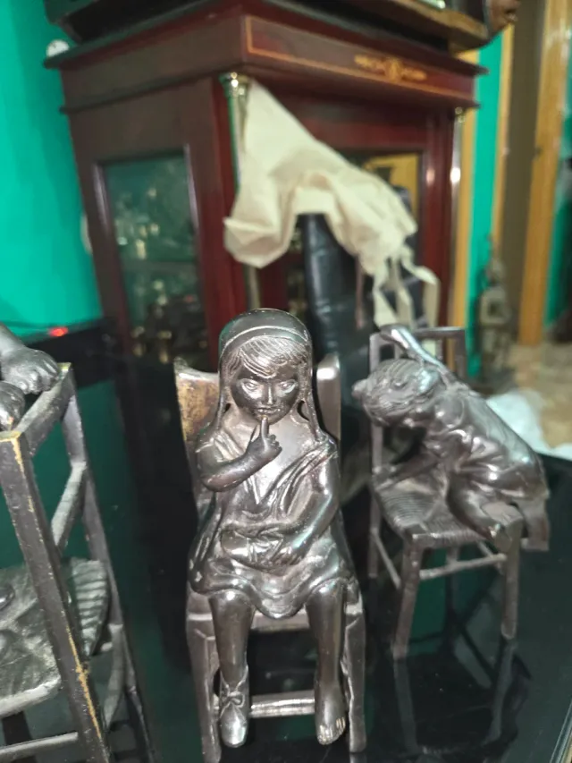 Figuras bronce ñiñas sobre silla antigua 4 figuras