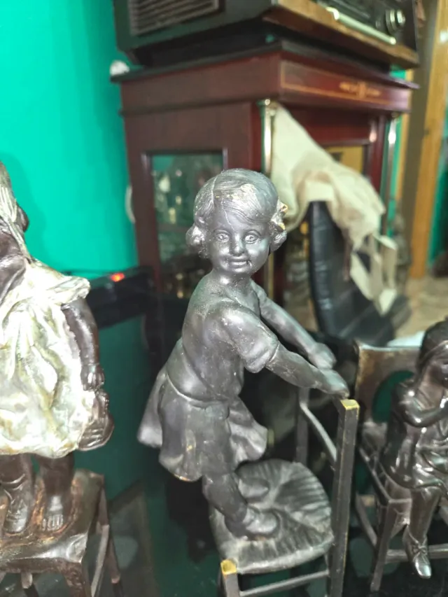 Figuras bronce ñiñas sobre silla antigua 4 figuras