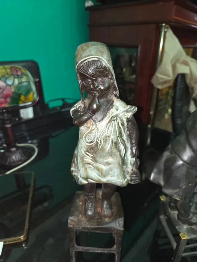 Figuras bronce ñiñas sobre silla antigua 4 figuras