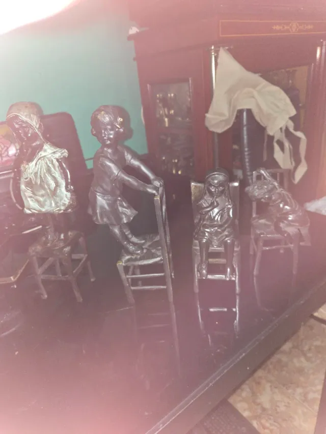 Figuras bronce ñiñas sobre silla antigua 4 figuras