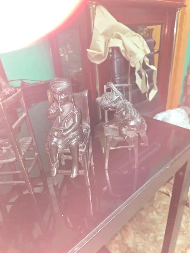 Figuras bronce ñiñas sobre silla antigua 4 figuras