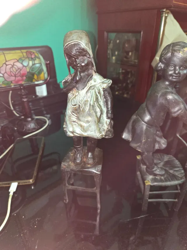 Figuras bronce ñiñas sobre silla antigua 4 figuras