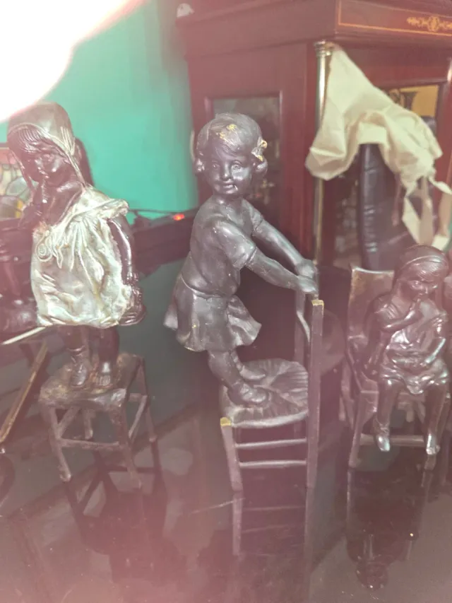 Figuras bronce ñiñas sobre silla antigua 4 figuras