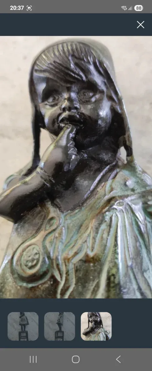 Figuras bronce ñiñas sobre silla antigua 4 figuras