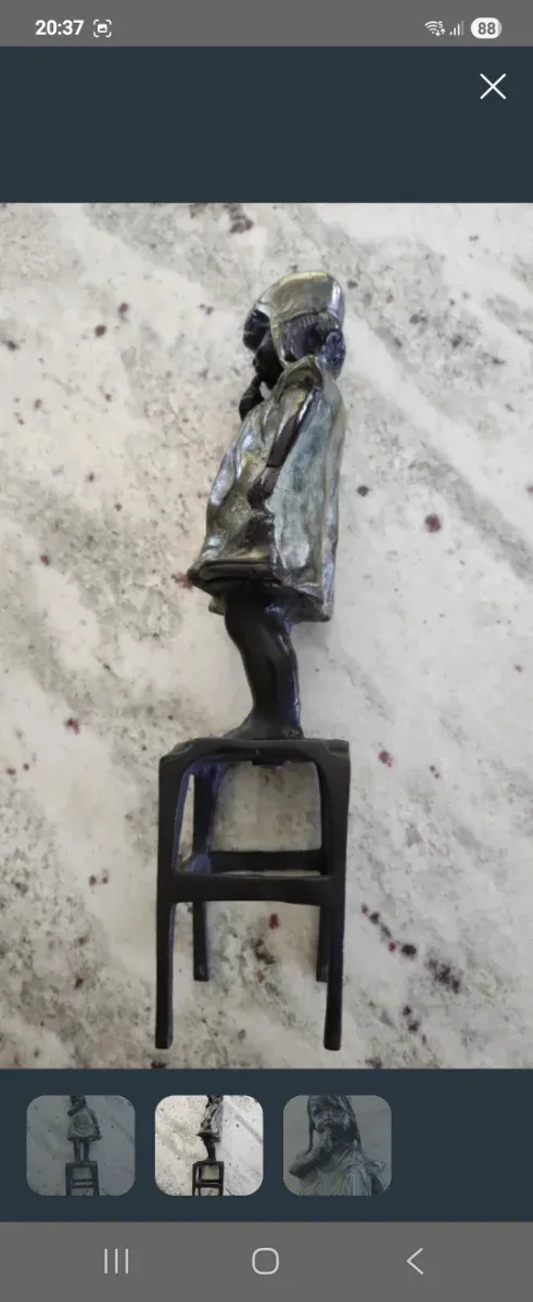 Figuras bronce ñiñas sobre silla antigua 4 figuras