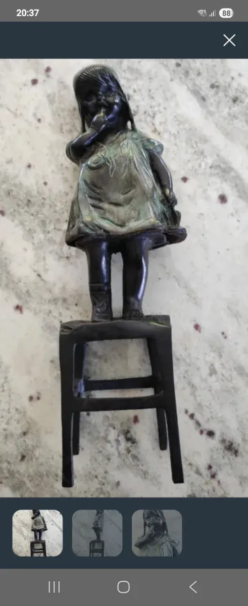 Figuras bronce ñiñas sobre silla antigua 4 figuras