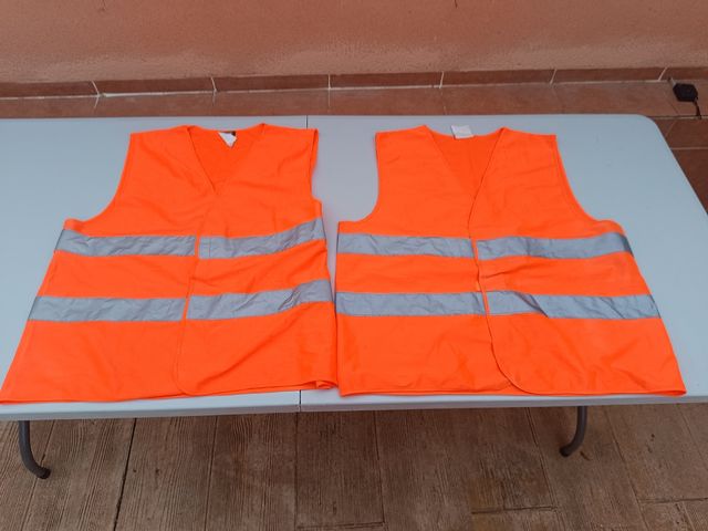 2 Chalecos alta visibilidad reflectantes.