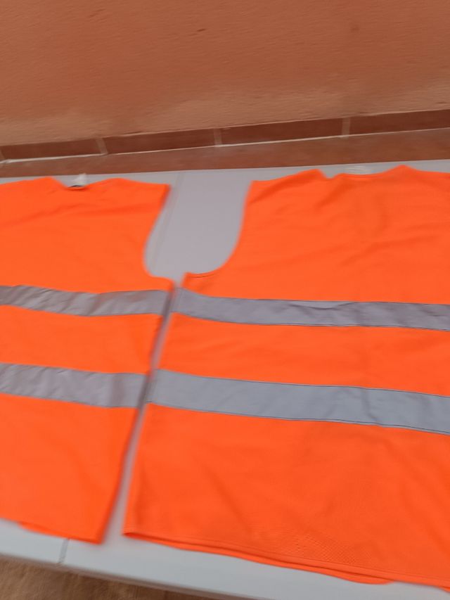 2 Chalecos alta visibilidad reflectantes.