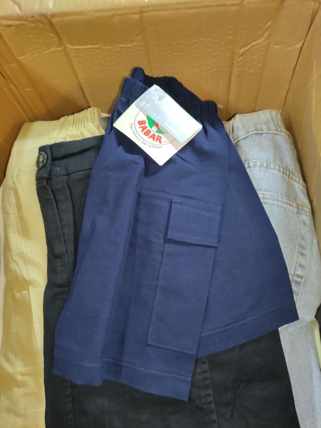 85 pantalones y 37 camisas infantiles nuevas
