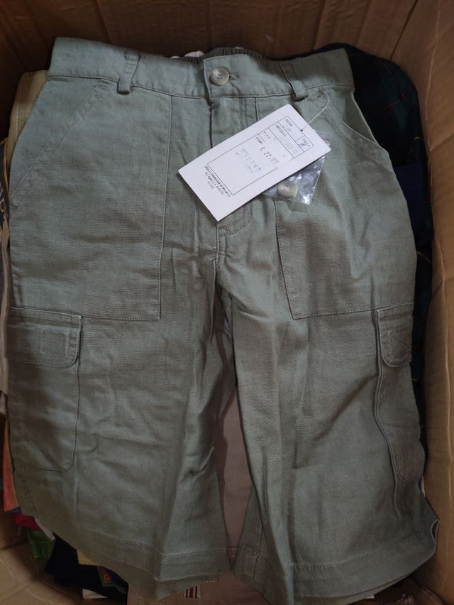 85 pantalones y 37 camisas infantiles nuevas