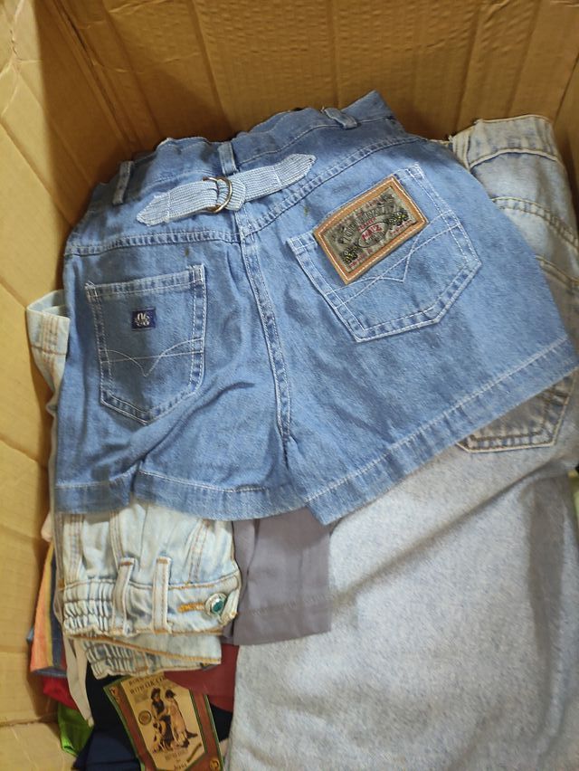 85 pantalones y 37 camisas infantiles nuevas