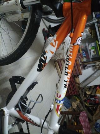 Bicicleta marca KTM, con cambios Shimano y casco .