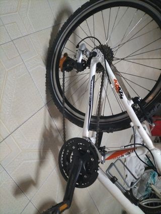 Bicicleta marca KTM, con cambios Shimano y casco .