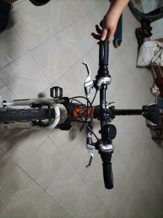 Bicicleta marca KTM, con cambios Shimano y casco .