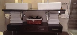 Conjunto:mueble,lavabos,espejos,grifos,sifones