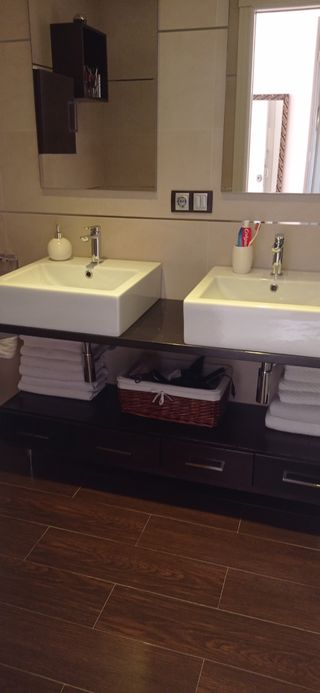 Conjunto:mueble,lavabos,espejos,grifos,sifones