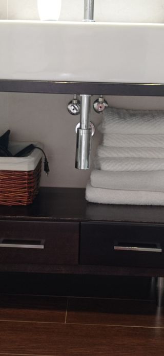 Conjunto:mueble,lavabos,espejos,grifos,sifones