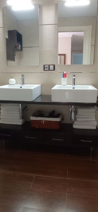 Conjunto:mueble,lavabos,espejos,grifos,sifones