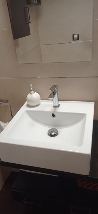 Conjunto:mueble,lavabos,espejos,grifos,sifones