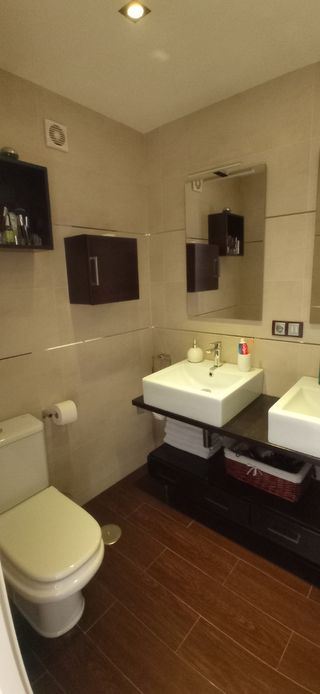 Conjunto:mueble,lavabos,espejos,grifos,sifones