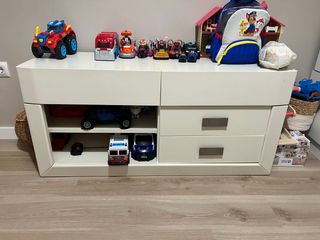 Mueble TV blanco.