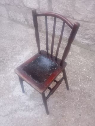 Silla madera antigua ,con tetalle central rustico