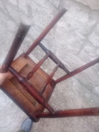 Silla madera antigua ,con tetalle central rustico