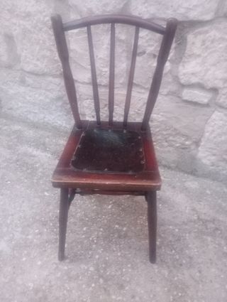 Silla madera antigua ,con tetalle central rustico