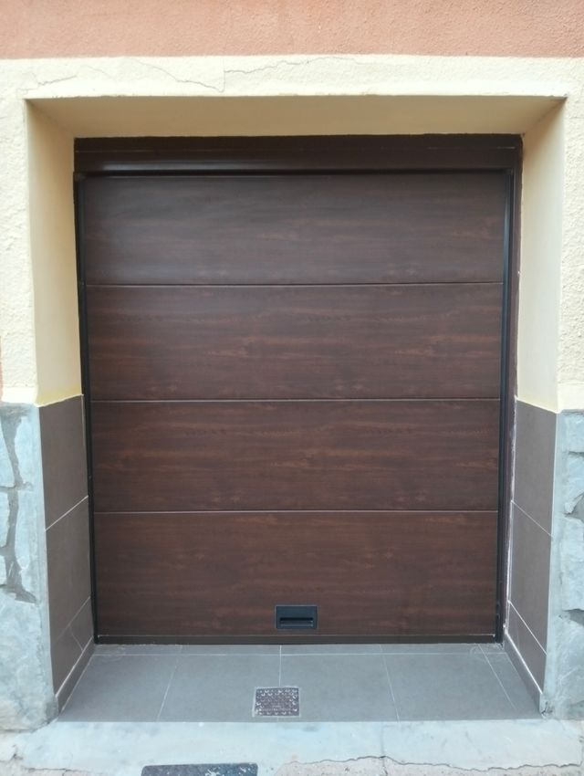 Puerta garaje madera marrón