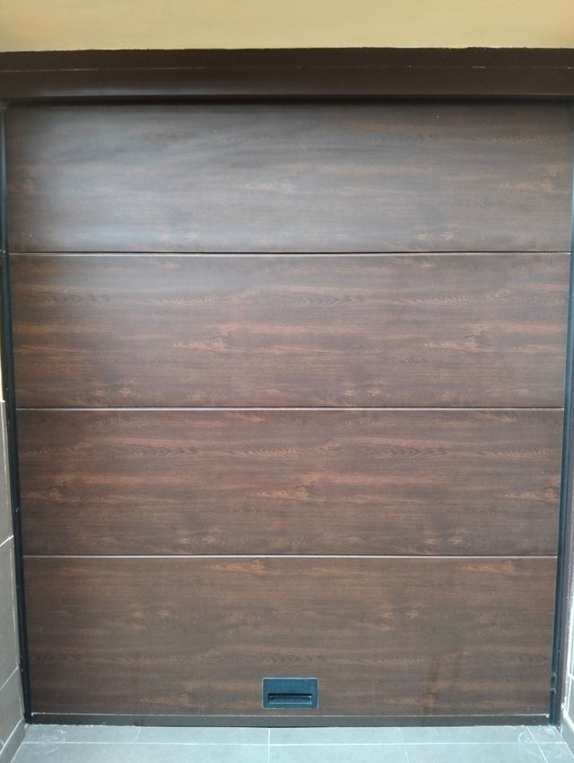 Puerta garaje madera marrón