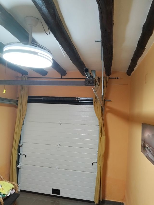 Puerta garaje madera marrón