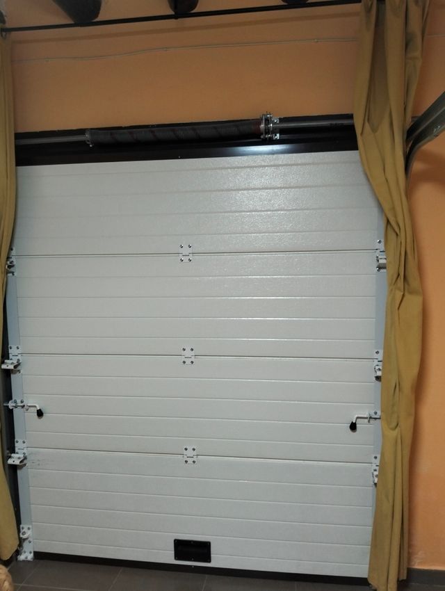 Puerta garaje madera marrón